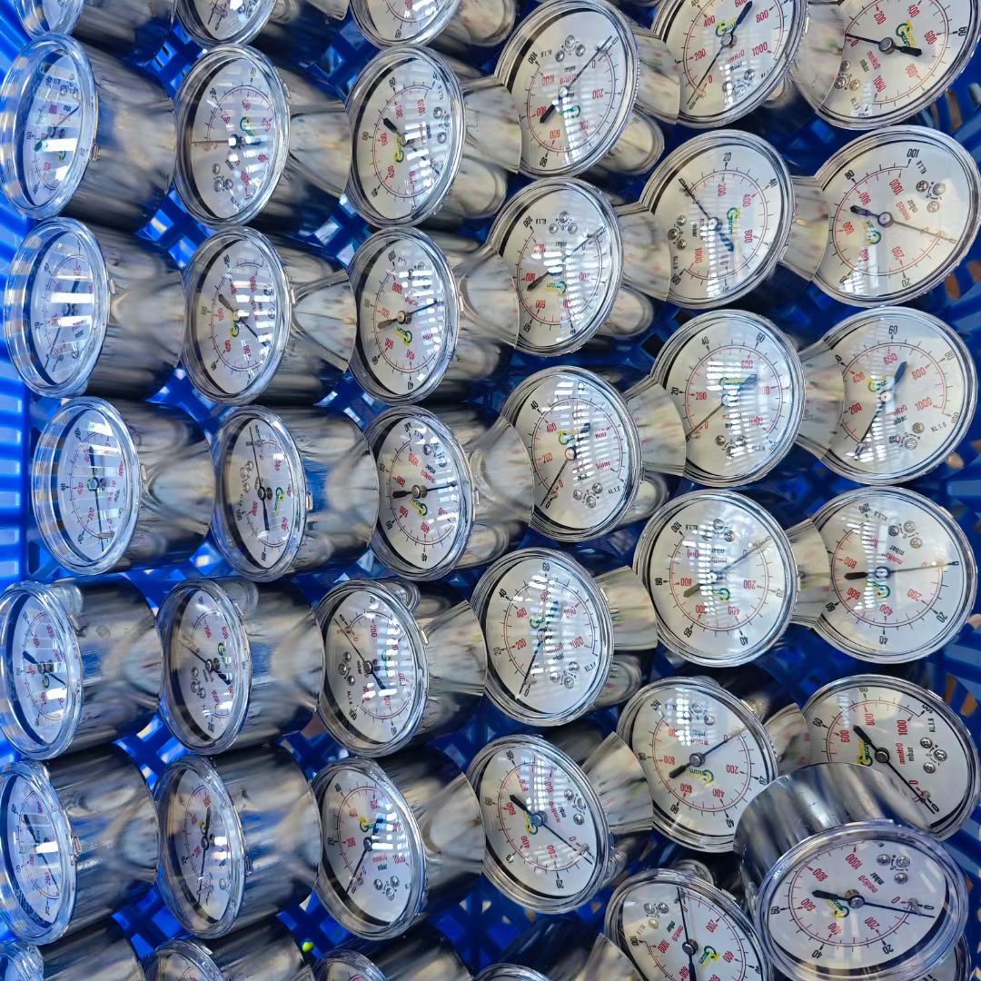 What is the thickness of the window of the Biao Wang pipeline sight glass?